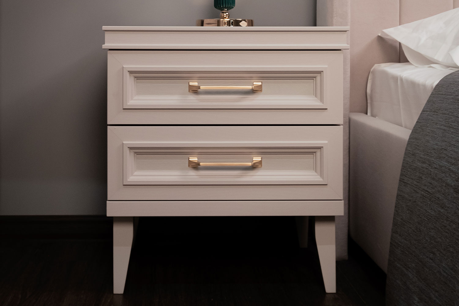 Прикроватные тумбы - изображение №6 "Прикроватная тумба Орландо с выдвижными ящиками"  на www.Angstrem-mebel.ru