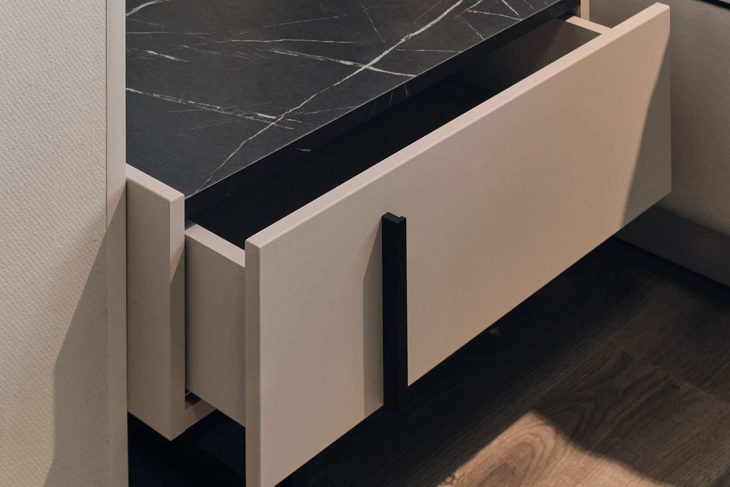 Прикроватные тумбы - изображение №8 "Прикроватная тумба Милагро с выдвижным ящиком"  на www.Angstrem-mebel.ru