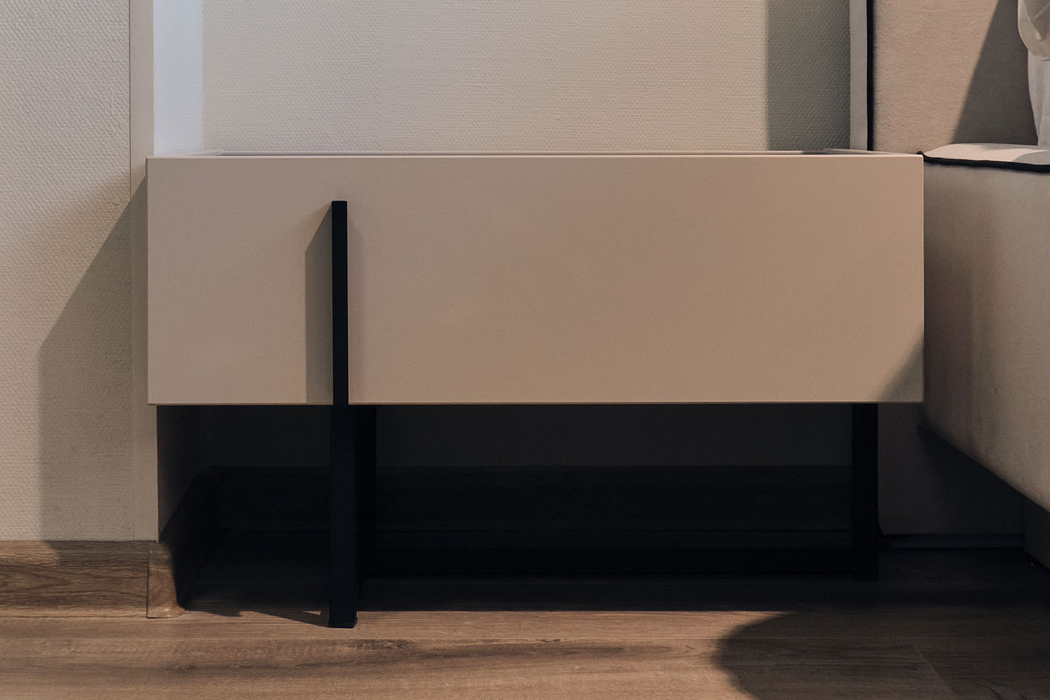 Прикроватные тумбы - изображение №6 "Прикроватная тумба Милагро с выдвижным ящиком"  на www.Angstrem-mebel.ru