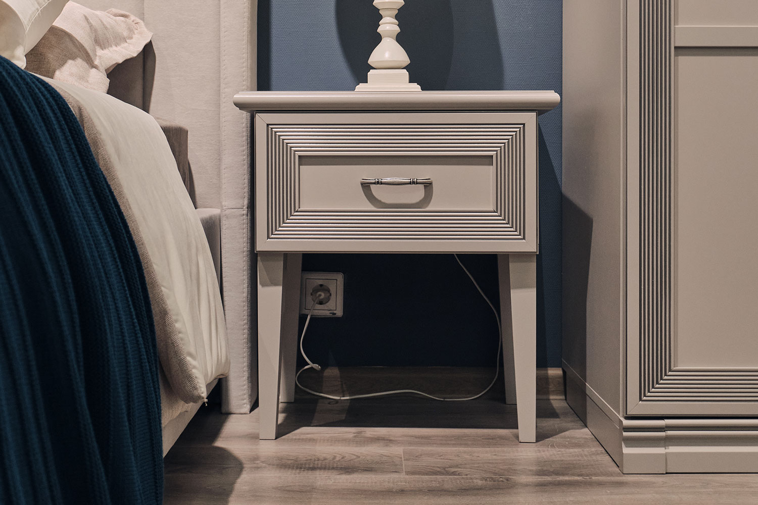 Прикроватные тумбы - изображение №3 "Прикроватная тумба Адажио с выдвижным ящиком"  на www.Angstrem-mebel.ru