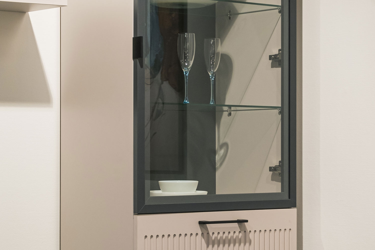 Шкафы-пеналы - изображение №5 "Шкаф Хилтон (правый)"  на www.Angstrem-mebel.ru