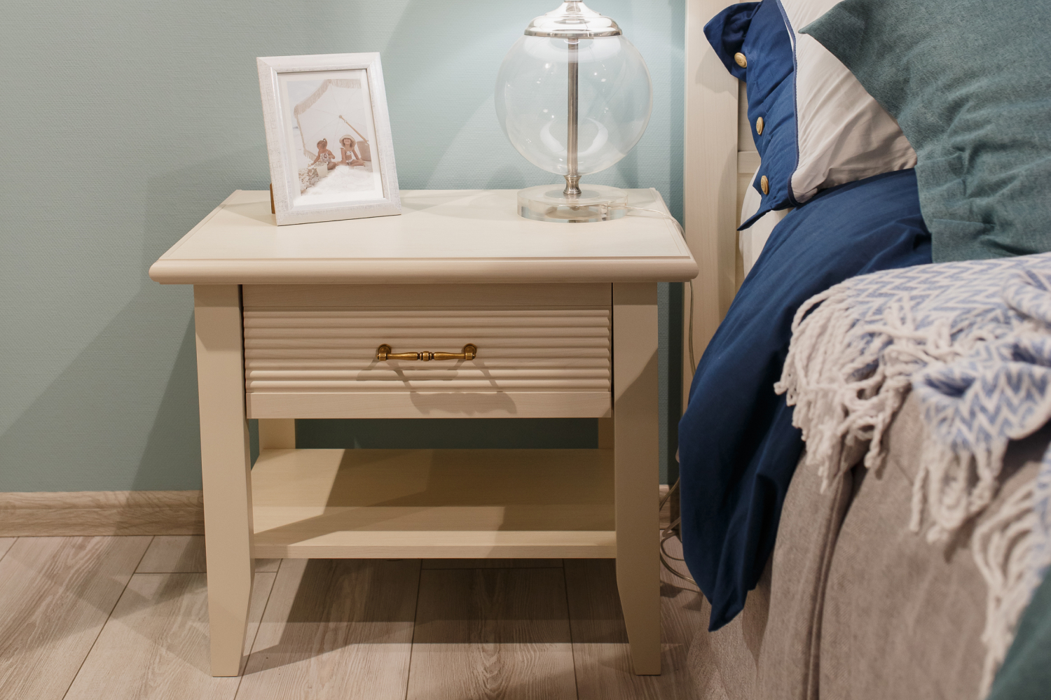 Прикроватные тумбы - изображение №8 "Прикроватная тумба Кантри с выдвижным ящиком"  на www.Angstrem-mebel.ru