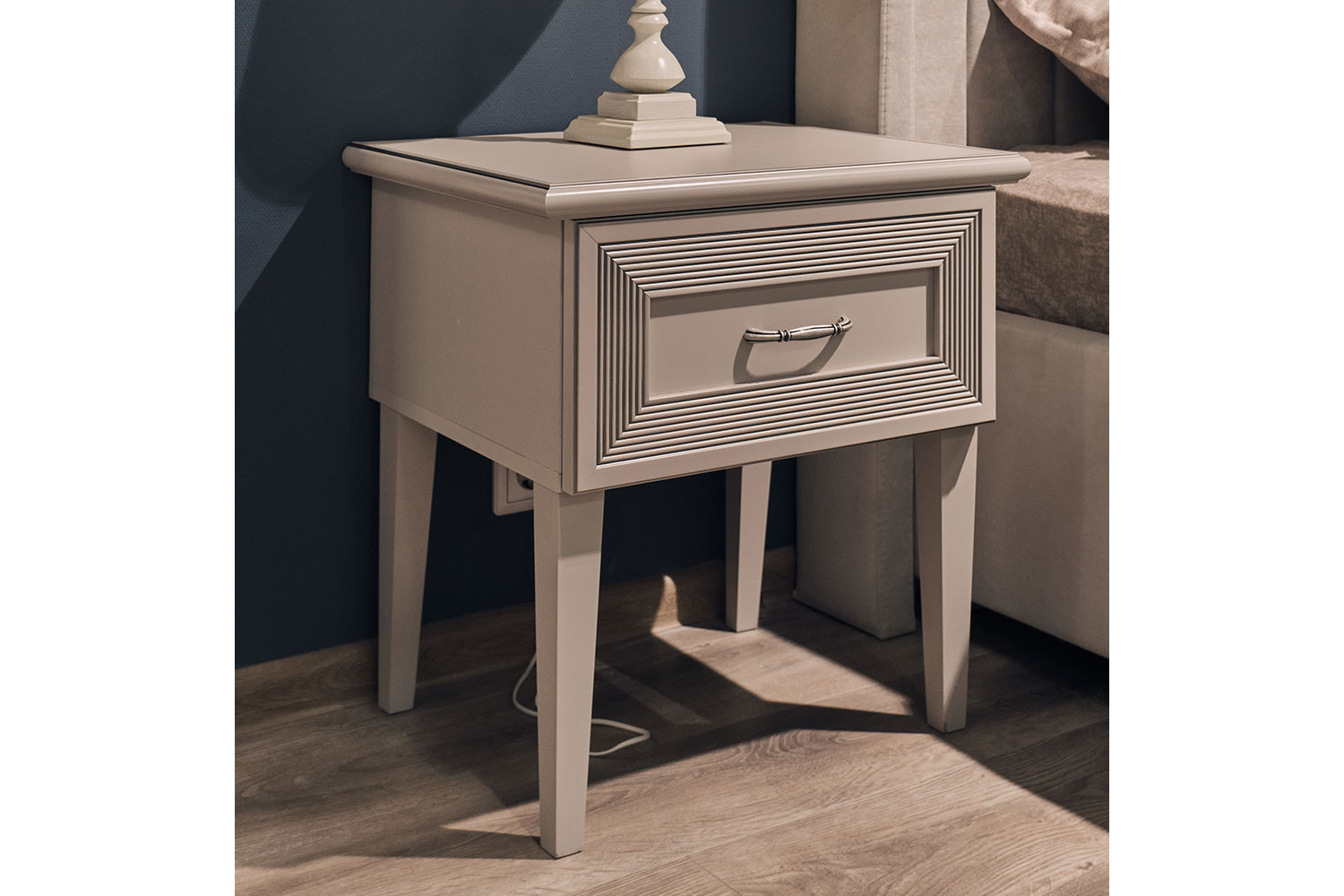 Прикроватные тумбы - изображение №8 "Прикроватная тумба Адажио с выдвижным ящиком"  на www.Angstrem-mebel.ru