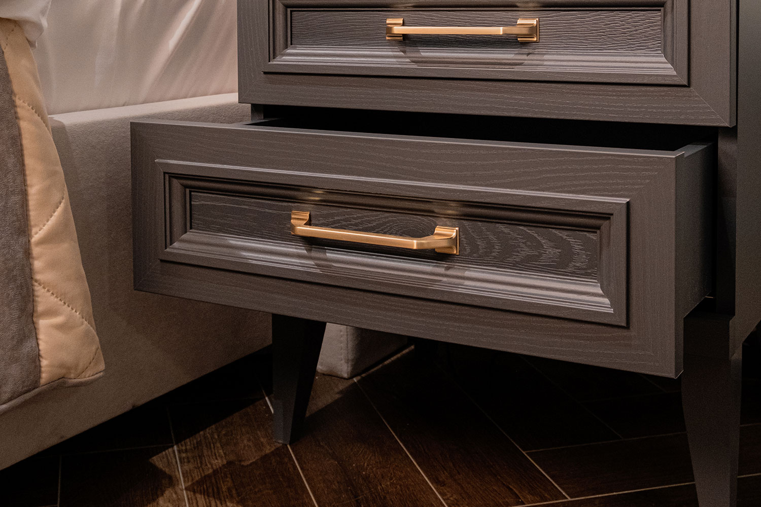 Прикроватные тумбы - изображение №10 "Прикроватная тумба Орландо с выдвижными ящиками"  на www.Angstrem-mebel.ru