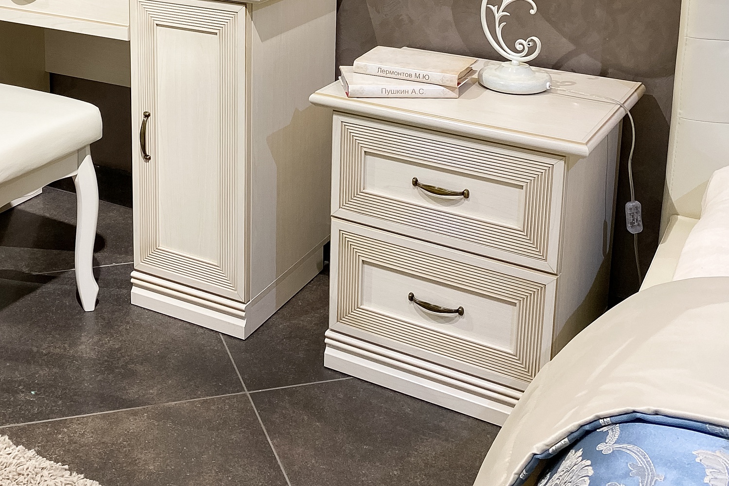 Прикроватные тумбы - изображение №5 "Прикроватная тумба Адажио с выдвижными ящиками"  на www.Angstrem-mebel.ru